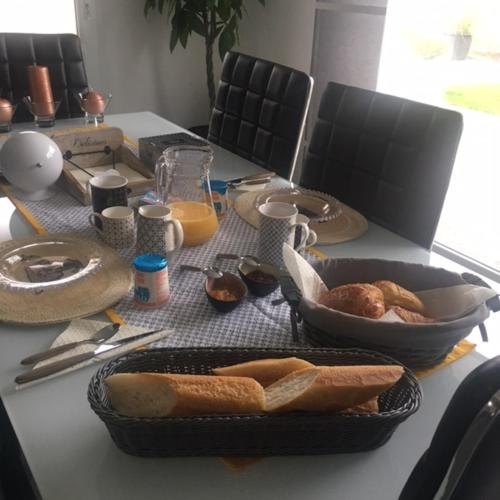 Chez Nini : Bed and Breakfast near Plougoulm