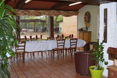 Auberge Les Glycines : Bed and Breakfast near Bournel