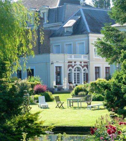 Au Jardin des Deux Ponts : Guest accommodation near Fresnoy-Andainville