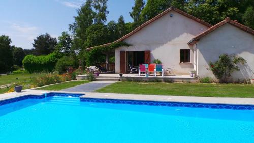 Villa Du Chant Des Oiseaux : Guest accommodation near Bussière-Galant