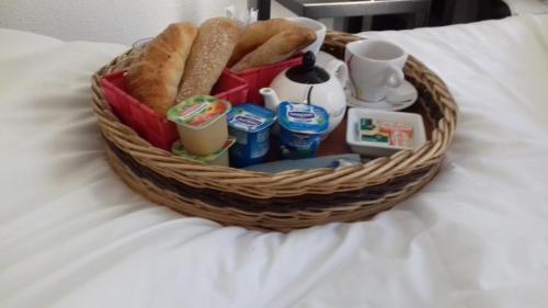 Chambres Du Petit Bonheur : Bed and Breakfast near Gastes