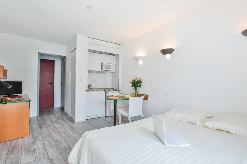 Appart Hotel Les Laureades : Guest accommodation near Romagnat