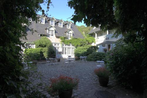 Relais Hôtelier Douce France : Hotel near Le Torp-Mesnil