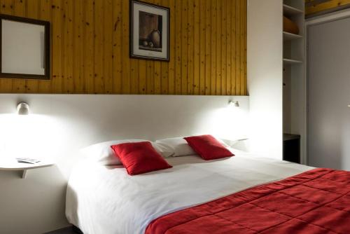 Fasthotel Thones : Hotel near Les Clefs