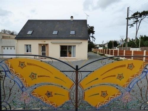 House Jullouville maison de plain pied avec jardin : Guest accommodation near Saint-Aubin-des-Préaux
