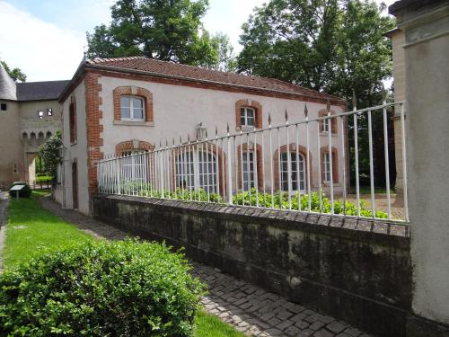 Château Mesny Gite Au Fil des Pages : Guest accommodation near Brin-sur-Seille