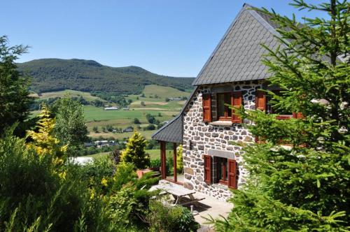 Farmhouse with mountain view : Guest accommodation near Le Falgoux