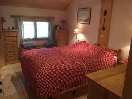Chalet les Chouettes : Bed and Breakfast near Manigod