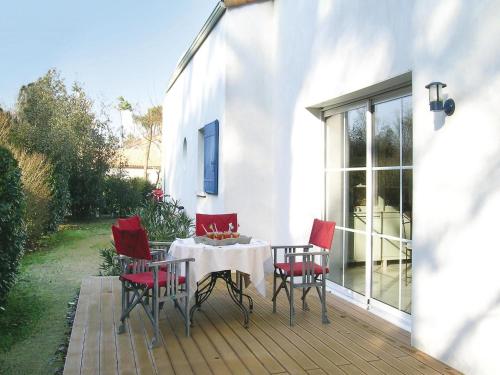 Four-Bedroom Holiday home Longeville Sur Mer with a Fireplace 08 : Guest accommodation near Saint-Avaugourd-des-Landes