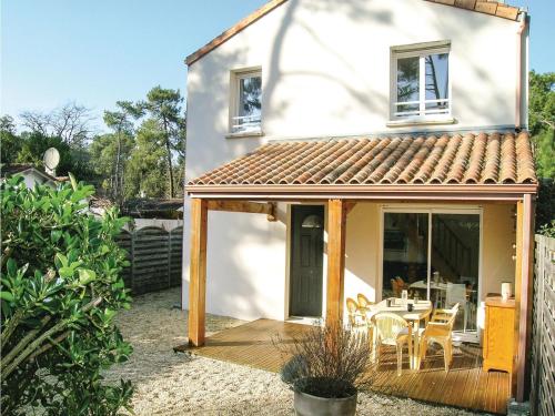 Two-Bedroom Holiday Home in Longeville sur Mer : Guest accommodation near Saint-Hilaire-la-Forêt
