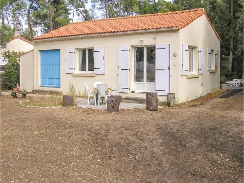 Three-Bedroom Holiday Home in Longeville sur Mer : Guest accommodation near Saint-Hilaire-la-Forêt