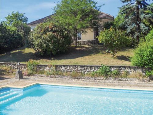 Three-Bedroom Holiday home 0 in Château L´Eveque : Guest accommodation near Périgueux