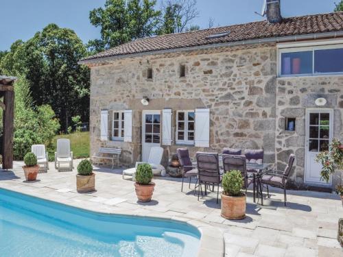 Holiday home Pouzol : Guest accommodation near Le Bourdeix