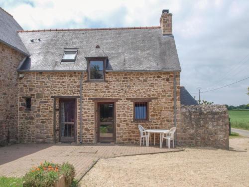 Holiday home Ploézal with a Fireplace 346 : Guest accommodation near Le Faouët
