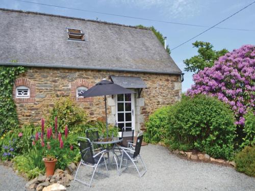 Holiday Home Monarch Butterfly Gite : Guest accommodation near Plusquellec