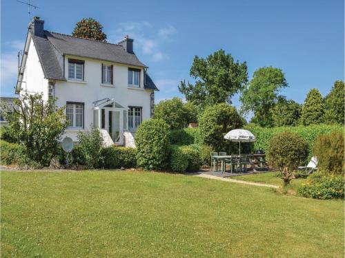 Holiday home Rue De La Fontaine : Guest accommodation near Loguivy-Plougras