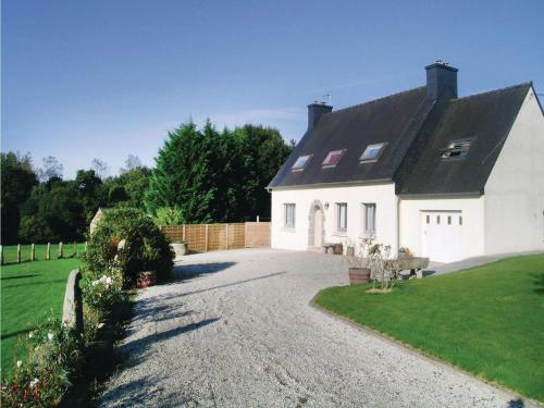 Holiday home Kerguigniou : Guest accommodation near Lannion