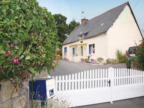 Holiday home Loudeac MN-1629 : Guest accommodation near Saint-Caradec