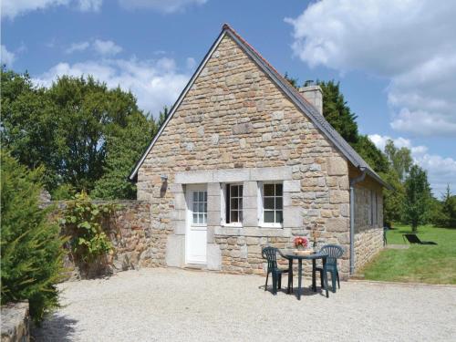 Holiday Home Tregunc with a Fireplace 03 : Guest accommodation near Pont-Aven