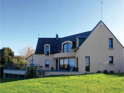 Five-Bedroom Holiday Home in Moelan-Sur-Mer : Guest accommodation near Riec-sur-Belon