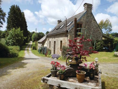 Three-Bedroom Holiday Home in St Tugdual : Guest accommodation near Le Saint