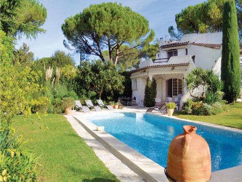 Holiday Home Domaine Les Peyroues : Guest accommodation near Mougins