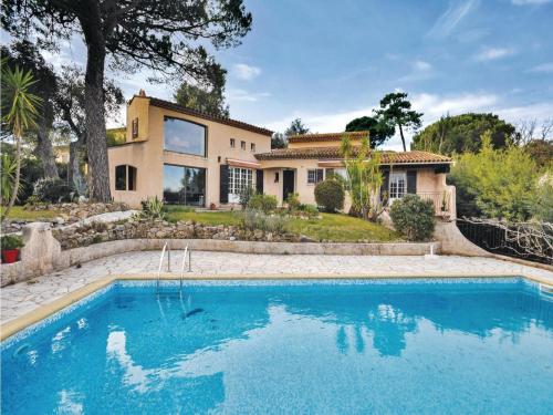 Holiday home Avenue Paul Cezanne : Guest accommodation near Cogolin