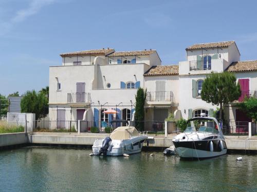 Four-Bedroom Holiday home Mont 05 : Guest accommodation near Aigues-Mortes