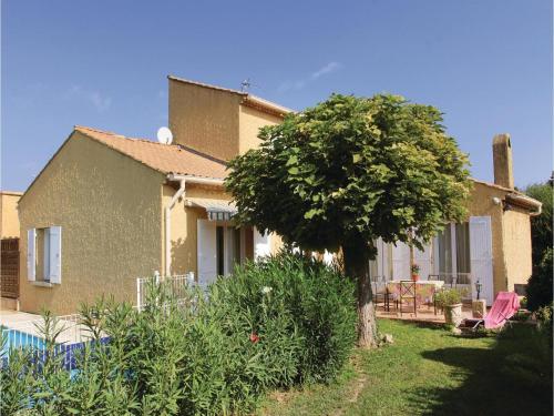Three-Bedroom Holiday Home in Les Angles : Guest accommodation near Barbentane