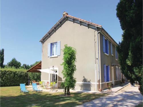 Three-Bedroom Holiday Home in Verquieres : Guest accommodation near Mollégès
