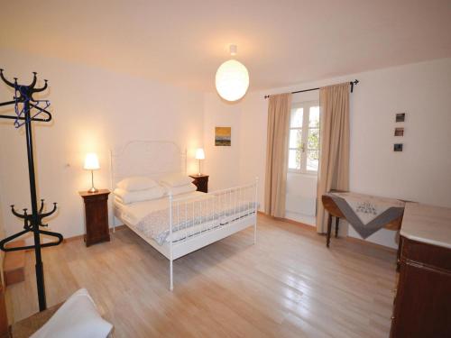 Three-Bedroom Holiday home Villes-sur-Auzon with a Fireplace 09 : Guest accommodation near Méthamis