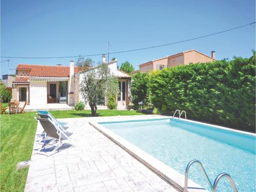 Two-Bedroom Holiday home L'Isle sur la Sorgue with a Fireplace 08 : Guest accommodation near Saumane-de-Vaucluse