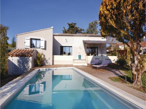 Two-Bedroom Holiday Home in L'Isle sur la Sorgue : Guest accommodation near Fontaine-de-Vaucluse