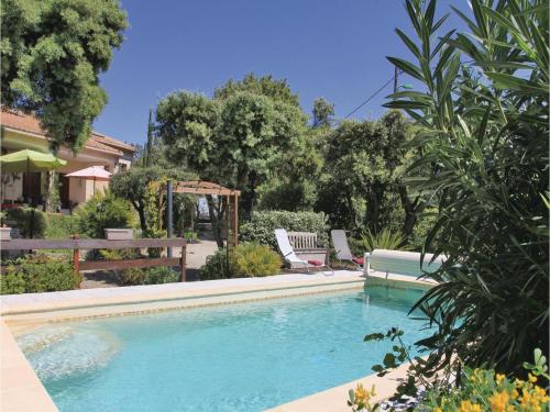 Three-Bedroom Holiday Home in Bedarrides : Guest accommodation near Entraigues-sur-la-Sorgue