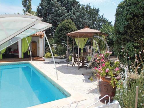 Three-Bedroom Holiday Home in Carpentras : Guest accommodation near Carpentras