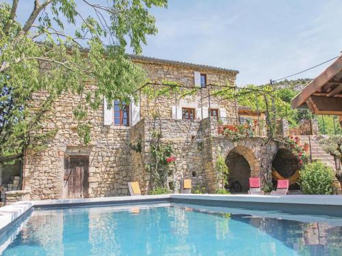 Three-Bedroom Holiday home Rochecolmbe with a Fireplace 05 : Guest accommodation near Saint-Sernin