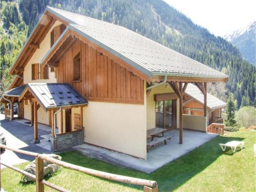 Five-Bedroom Holiday Home in Champagny en Vanoise : Guest accommodation near Planay