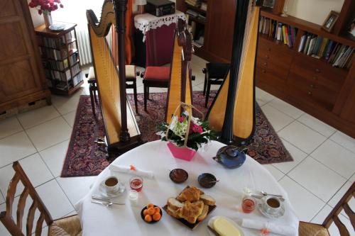 La chambre du harpiste : Bed and Breakfast near Saint-Michel-et-Chanveaux