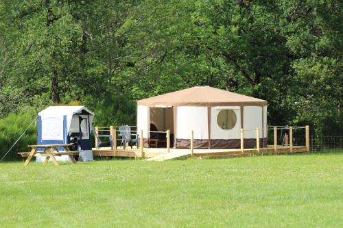Le Ranch - Yurt : Guest accommodation near Salon-la-Tour