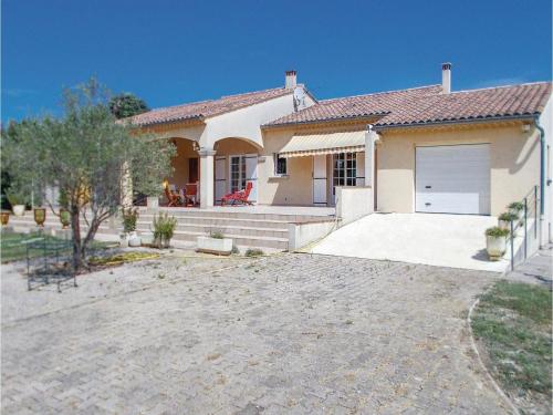 Three-Bedroom Holiday Home in Orange : Guest accommodation near Caderousse