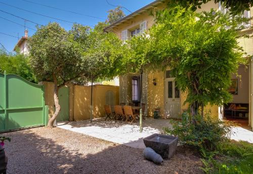 Nice villa with swimming pool in the city : Guest accommodation near Le Cannet