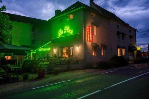 Hotel Restaurant La Place : Hotel near Montceaux-Ragny