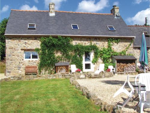 Three-Bedroom Holiday Home in Duault : Guest accommodation near Plourac'h