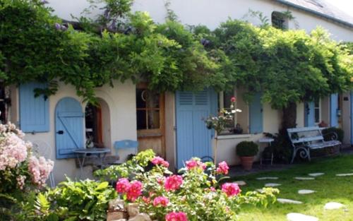 Maison d'Hotes à l'Ombre Bleue : Bed and Breakfast near Condé-sur-Vesgre