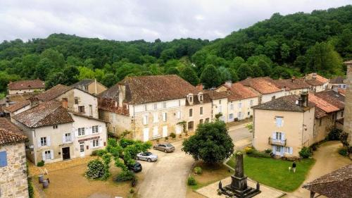 Chez Robert : Bed and Breakfast near Nantheuil
