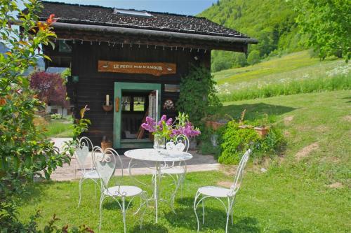 Le Petit Nid d'amour : Guest accommodation near Montriond