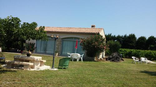 Holiday home Chemin des Grottes : Guest accommodation near Tavel