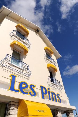 Hôtel Les Pins : Hotel near Marennes