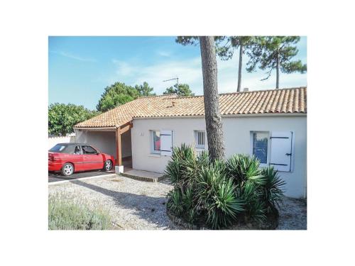Two-Bedroom Holiday Home in La Tranche sur Mer : Guest accommodation near La Tranche-sur-Mer