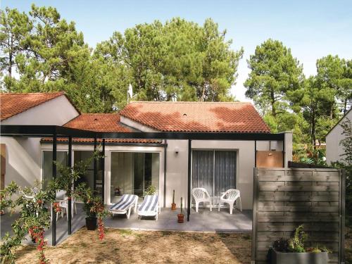 Two-Bedroom Holiday Home in La Faute sur Mer : Guest accommodation near Saint-Denis-du-Payré